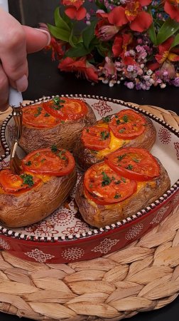 Хрустящий картофель, сочные сосиски, расплавленный сыр и ароматные травы