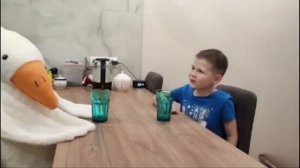 Сидим с гусем за столом на ужин