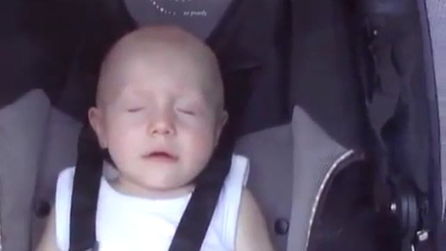 Ну ооочень смешной разговаривающий спящий малыш!!! смотреть онлайн