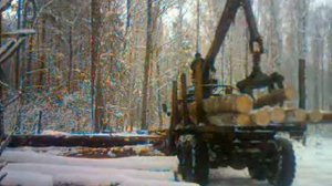 Погрузка леса манипулятором. Урал.