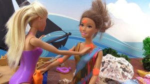 Куклы Барби на пляже - Что случилось с Терезой? - Видео с игрушками.