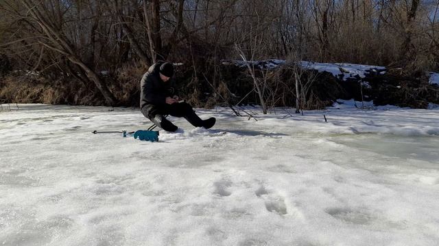 Рыбалка в Марте со льда на удочку. Ловля рыбы на реке.