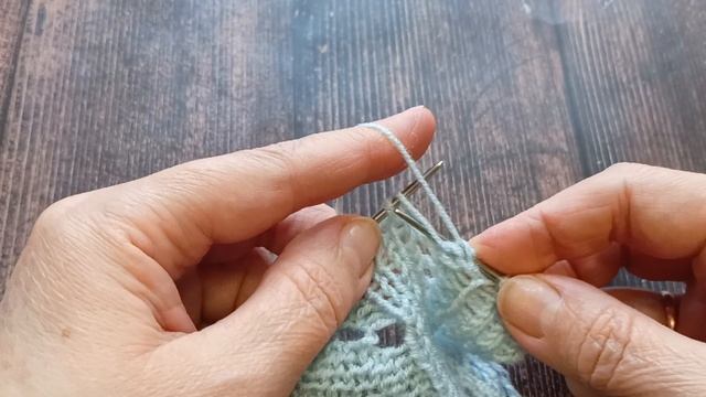 Простой узор спицами. смотреть онлайн