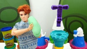 Барби на экскурсии! Фабрика мороженого Плей до. Смешные видео для детей