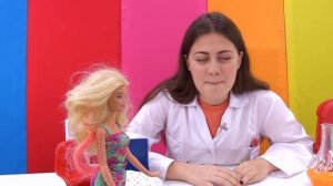 У Барби цветные волосы и тату. Мультик с куклами Барби