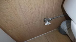 Подрезка плитки под водорозетку
