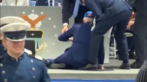 Байден упал Байден снова упал на церемонии