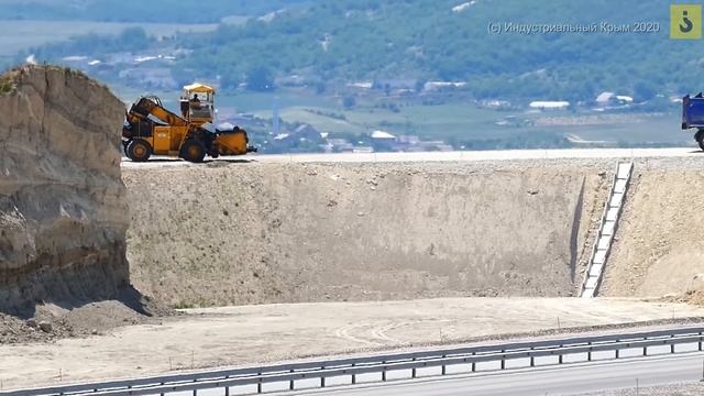 Строительство трассы Таврида 6 этап. Путепровод в Железнодорожном. Укладка асфальтобетона смотреть онлайн