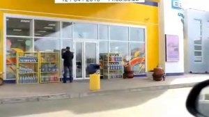 Гаишник упал в мусорку))))