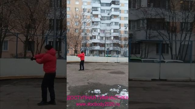 Упражнения с тренировочным двуручным мечом Цзянь зимой на спортплощадке (6)