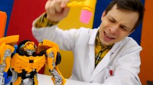 Робот Трансформер Бамблби в Мегаклинике! Доктор Ой лечит игрушки. Сборник видео про игрушки
