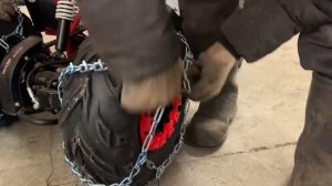 Одеть и снять цепи противоскольжения на детский квадроцикл. Put on and take off the chains.