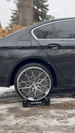 BMW G30 5 серии на примерке дисков в 19-ом диаметре