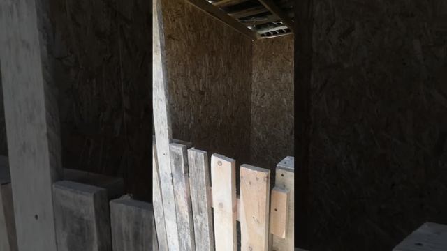 Загон (домик) для коз, индюков и куриц. Строительство по технологии каркасного строения. смотреть онлайн