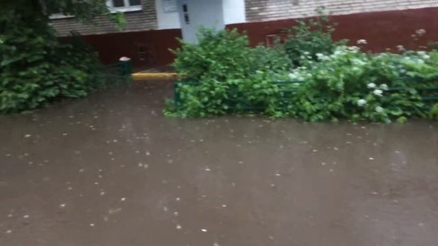 Поток воды заблокировал вход в подъезд дома смотреть онлайн