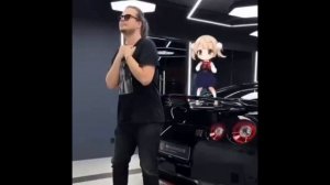 мужик с  длинными волосами танцует с лоли