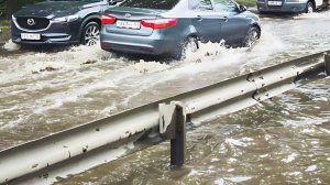 На улицах воды по колено, затоплены тротуары и дворы. Западный циклон обрушился на Хабаровский край