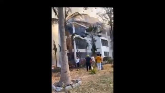BREAKING NEWS - Oasis Hotel Malindi on fire. смотреть онлайн