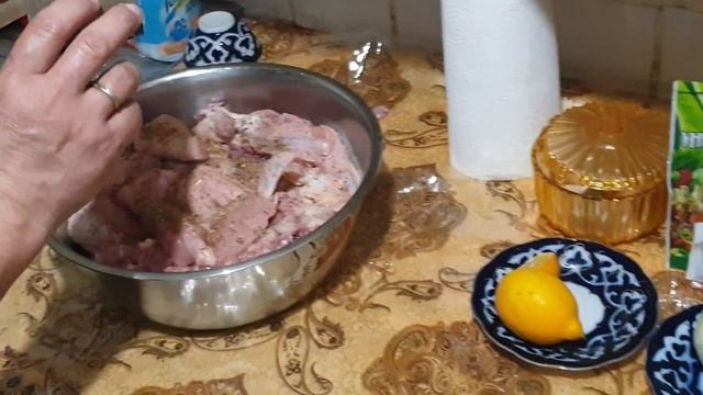 Tovuq goshtidan BBQ. Барбекю с куриной мясом