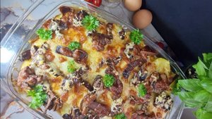 Запечённое мясо с лесными грибами и картофелем
