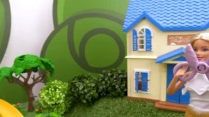 Семья Барби на даче: Штеффи играет, Барби и Кен - работают. Мультики с куклами