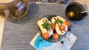 Тосты с запечённым сыром халуми