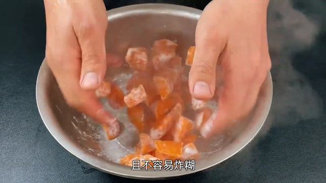 把粉丝丢入油锅中出锅就是年夜饭美食金玉满堂好吃好看寓意好
