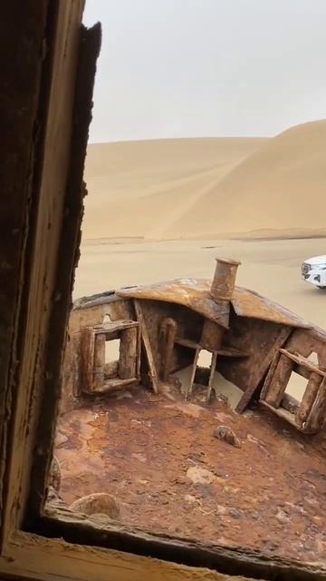 Рыболовецкий траулер выброшенный из океана на дюны Берега Скелетов. Что внутри спустя полвека? смотреть онлайн