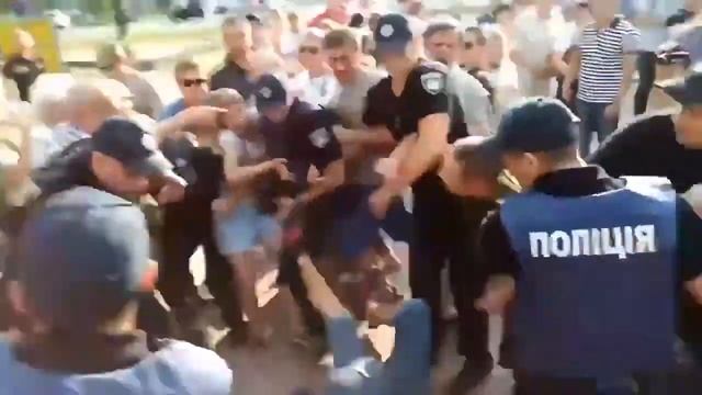 Украинский полицейский наступил на лицо задержанному смотреть онлайн