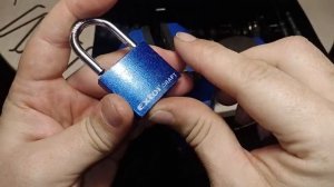 Как открыть замок скрепкой