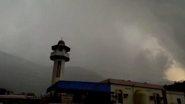 صواعق تضرب الامارات ، راس الخيمة смотреть онлайн