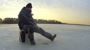 ЕСТЬ ХОРОШАЯ ПЛОТВА на ИСТРЕ. Рыбалка по последнему льду.