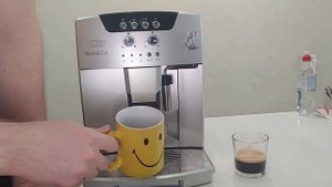 Демонстрация работы кофемашины delonghi esam 04.110.s (Италия).