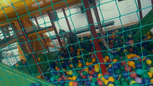 Юля играет с Шариками ДЕТСКИЙ ПАРК Развлечений на Детской Площадке смотреть онлайн