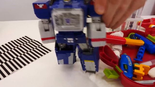 Роботы Трансформеры - Десептиконы будут лечить Автоботов? - Сборник видео для мальчиков. Игры битвы смотреть онлайн