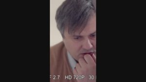 Чиновник берет взятку! Крупный план, cмотри на его реакцию! #shorts