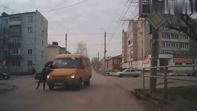 ЖЕСТЬ НА ДОРОГЕ смотреть онлайн