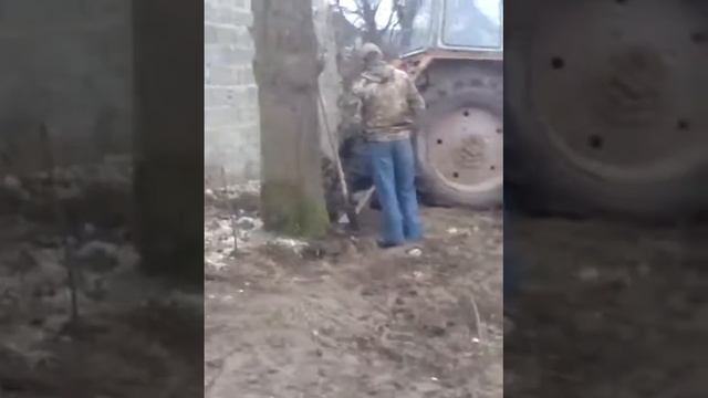 Трактор. Тягне. Бетонні. Слупи