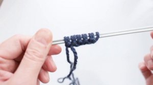 Набор скрещенными петлями - Вязание спицами с нуля