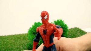 Видео про игрушки. Супергерои Человек Паук, Железный Человек, Супермен и Бэтмен в Клинике Игрушек!