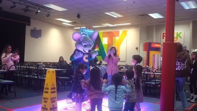 Chuck E. Cheese Valencia CA "Me and my friends" (Dance Floor) смотреть онлайн