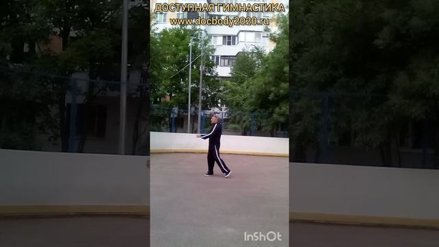 Упражнения с тренировочным двуручным мечом Цзянь на спортплощадке (10)