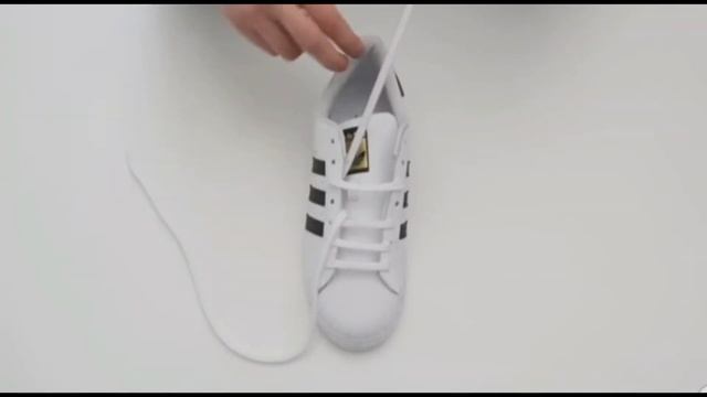 كيفة حجب أربطة حذاء أديداس سوبرستار وجعلها بمظهر مرتب وأنيق