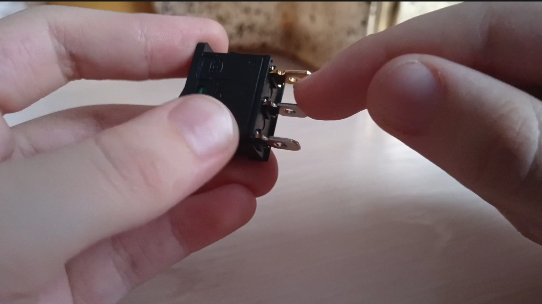 Обзор на "Выключатель клавиша мини с подсветкой Зелёный"