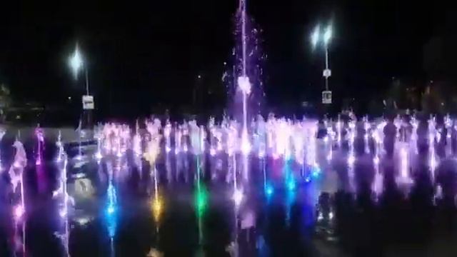 Multicolor și pe ritmuri muzicale - așa arată havuzul din parcul Alunelul. 21.08.2021г. смотреть онлайн