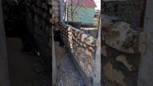 Цоколь забора из дикого камня #заборсвоимируками #строительство #стройка #строим #заборы