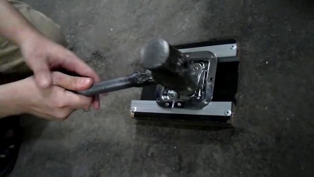 Medium Butterfly Latch Abuse Test смотреть онлайн