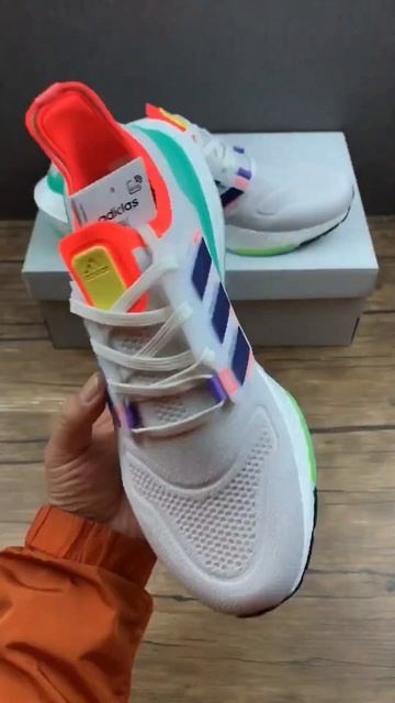 Adidas Ultra Boost Color 3 смотреть онлайн