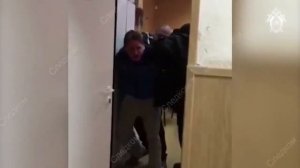 Мошенник устроил драку с судебным приставом