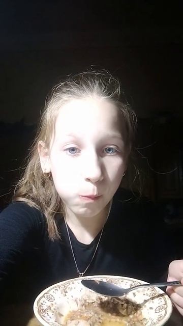 ем гречку с мясом и с подливой очень вкусно☁️ смотреть онлайн